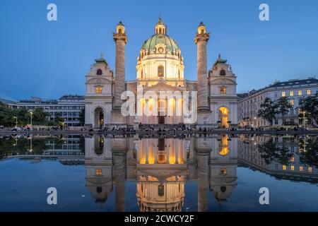 Die barocke Karlskirche in der Abenddämmerung, Wien, Österreich, Europa  | baroque church Karlskirche at dusk, Vienna, Austria, Europe Stock Photo