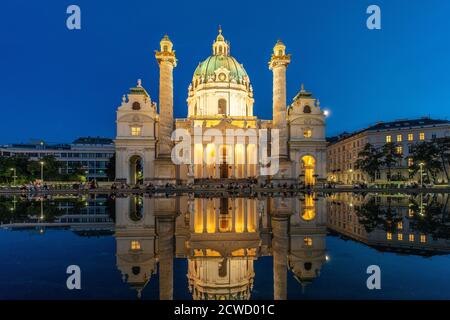 Die barocke Karlskirche in der Abenddämmerung, Wien, Österreich, Europa  | baroque church Karlskirche at dusk, Vienna, Austria, Europe Stock Photo