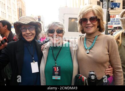 **FILE PHOTO** Helen Reddy Has Passed Away Aged 78. ALos Angeles CA - JANUARY 21: Lily Tomlin, Helen Reddy, Jane Fonda, At Women's March Los Angeles, At Downtown Los Angeles In California on January 21, 2017. Credit: Faye Sadou/MediaPunch Stock Photo