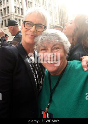 **FILE PHOTO** Helen Reddy Has Passed Away Aged 78. ALos Angeles CA - JANUARY Helen Reddy, Jamie Lee Curtis, At Women's March Los Angeles, At Downtown Los Angeles In California on January 21, 2017. Credit: Faye Sadou/MediaPunch Stock Photo