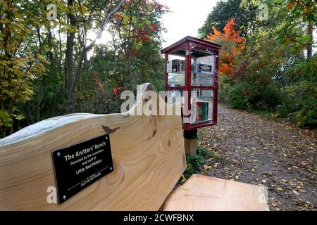 Sept 29 2020, St Thomas Ontario Canada - Canada's first elevated park located on the west side St Thomas in Ontario Canada. Knitters Bench and the lit Stock Photo