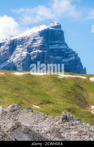 Sun over Monte Pelmo seen from Forcella Ambrizzola in summer, Ampezzo Dolomites, Belluno province, Veneto, Italy Stock Photo