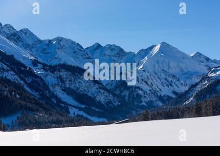 Winterlandschaft; Bergkette; Gipfel; verschneit Stock Photo