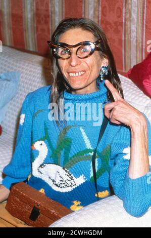 Helga Feddersen, deutsche Schauspielerin, Sängerin und Autorin, findet Gefallen an einer Sonnenbrille bei einer Shoppingtour in Hamburg, Deutschland 1988. Stock Photo