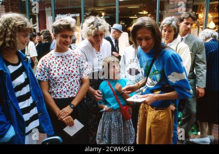 Helga Feddersen, deutsche Schauspielerin, Sängerin und Autorin, mit Passanten vor ihrem Theater am Holstenwall in Hamburg, Deutschland 1988. Stock Photo