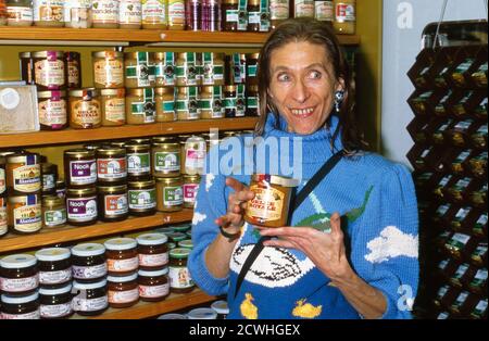 Helga Feddersen, deutsche Schauspielerin, Sängerin und Autorin, findet Honig auf einer Shoppingtour in Hamburg, Deutschland 1988. Stock Photo