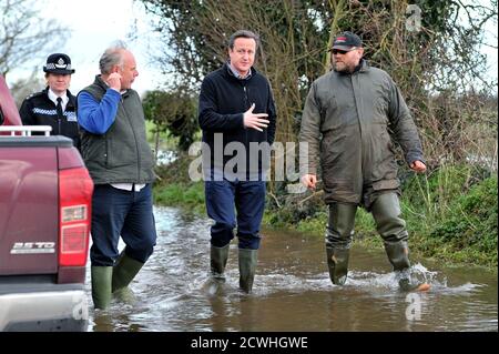 Britain's Prime Minister David Cameron (2nd R) with Bridgwater and West Somerset  MP Ian Liddell-Grainger (2nd L), chat with farmer Tony Davy (R) during a visit flood affected areas at Goodings Farm in Fordgate, Somerset February 7, 2014.   REUTERS/Tim Ireland/Pool (BRITAIN - Tags: ENVIRONMENT DISASTER POLITICS)