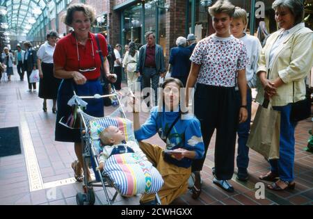 Helga Feddersen, deutsche Schauspielerin, Sängerin und Autorin, mit Passanten vor ihrem Theater am Holstenwall in Hamburg, Deutschland 1988. Stock Photo