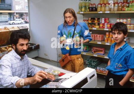 Helga Feddersen, deutsche Schauspielerin, Sängerin und Autorin, auf Shoppingtour in Hamburg, Deutschland 1988. Stock Photo