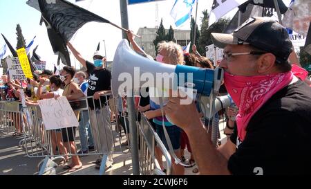 JERUSALEM, ISRAEL - SEPTEMBER 29: Protesters taking part in a demonstration in front of the Israeli parliament over legislation restricting protests amid a nationwide lockdown aimed at curbing the coronavirus pandemic on September 29, 2020 in Jerusalem, Israel. The Israeli parliament approved changes to the Coronavirus Law that would limit protests against Prime Minister Benjamin Netanyahu demanding his resignation over his indictment on corruption charges and handling of the coronavirus pandemic. Stock Photo