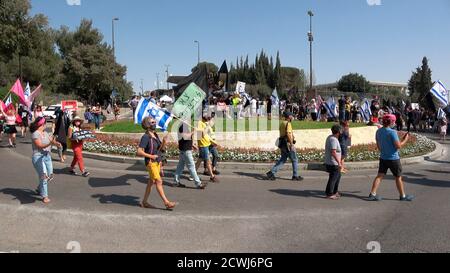 JERUSALEM, ISRAEL - SEPTEMBER 29: Protesters taking part in a demonstration in front of the Israeli parliament over legislation restricting protests amid a nationwide lockdown aimed at curbing the coronavirus pandemic on September 29, 2020 in Jerusalem, Israel. The Israeli parliament approved changes to the Coronavirus Law that would limit protests against Prime Minister Benjamin Netanyahu demanding his resignation over his indictment on corruption charges and handling of the coronavirus pandemic. Stock Photo