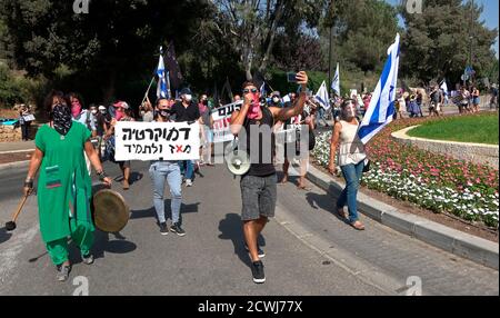 JERUSALEM, ISRAEL - SEPTEMBER 29: Protesters taking part in a demonstration in front of the Israeli parliament over legislation restricting protests amid a nationwide lockdown aimed at curbing the coronavirus pandemic on September 29, 2020 in Jerusalem, Israel. The Israeli parliament approved changes to the Coronavirus Law that would limit protests against Prime Minister Benjamin Netanyahu demanding his resignation over his indictment on corruption charges and handling of the coronavirus pandemic. Stock Photo