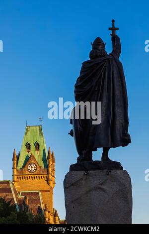 England, Hampshire, Winchester, King Alfred The Great Statue and The Guildhall Stock Photo