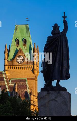 England, Hampshire, Winchester, King Alfred The Great Statue and The Guildhall Stock Photo