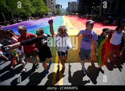 Gay rights supporters march with a rainbow flag during the gay pride parade in Salt Lake City, Utah, June 2, 2013. REUTERS/Jim Urquhart (UNITED STATES - Tags: SOCIETY)