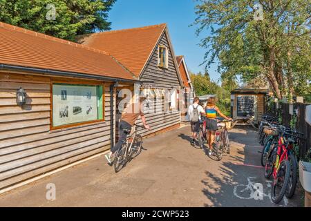 OXFORD CITY ENGLAND CHERWELL BOATHOUSE ON THE RIVER CHERWELL AND BICYCLES Stock Photo