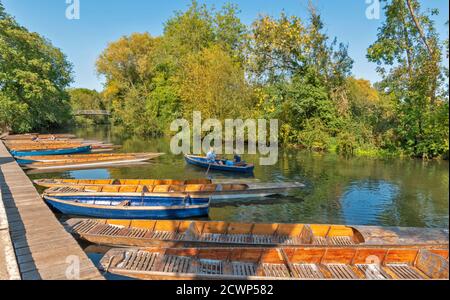 OXFORD CITY ENGLAND CHERWELL BOATHOUSE ON THE RIVER CHERWELL PUNTS AND BOATS MOORED AT THE JETTY Stock Photo