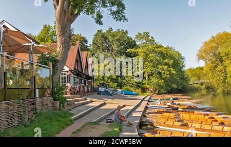 OXFORD CITY ENGLAND CHERWELL BOATHOUSE ON THE RIVER CHERWELL THE PUNTS AND BOATS MOORED AT THE JETTY Stock Photo