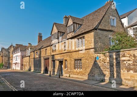 OXFORD CITY ENGLAND MERTON STREET OLD HOUSES AND ROAD OF COBBLE STONES Stock Photo