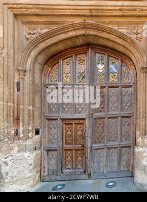 OXFORD CITY ENGLAND ORIEL COLLEGE ENTRANCE DOOR FROM ORIEL SQUARE Stock Photo