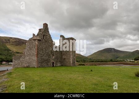 Lochranza Castle, a 13th century tower house, stands on the beach beside Lochranza Harbour on the Isle of Arran, Scotland. Stock Photo