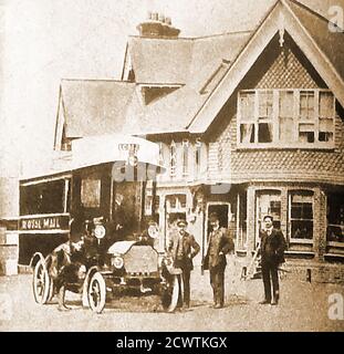 June 2nd 1905 The first UK Royal Mail motor coach on its inaugural trip at Friar's Oak hotel which still stands as  a local landmark in  the village of Hassocks,  West Sussex, England.  The Friars Oak Inn is an old coaching stop where horses were changed, is immediately adjacent to Friars Oak Fields, on the western side. Stock Photo