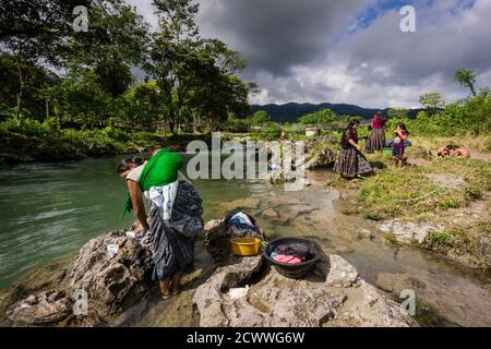 lavando la ropa en el rio Cuatro Chorros,  Lancetillo, La Parroquia, zona Reyna, Quiche, Guatemala, Central America Stock Photo