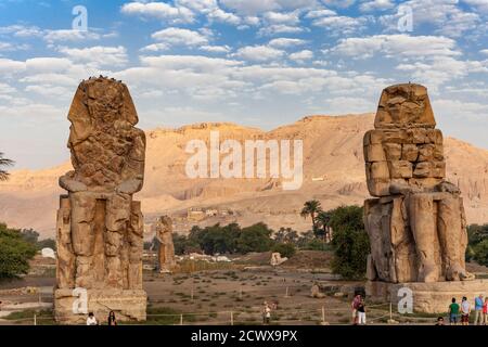 Memnon Colossi at entrance to funerary temple of King Amenhotep III at Kom el-Hatan 1360 BC Stock Photo