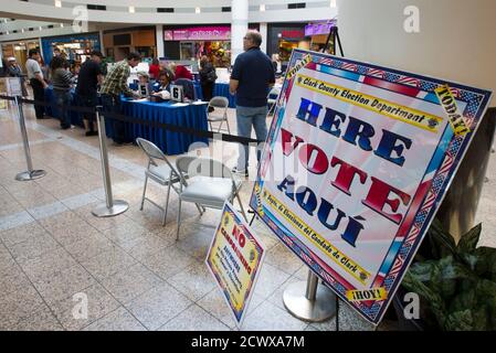 Voters sign in at an early voting location in the Boulevard Mall in Las Vegas, Nevada October 26, 2012. REUTERS/Steve Marcus (UNITED STATES - Tags: POLITICS ELECTIONS USA PRESIDENTIAL ELECTION)
