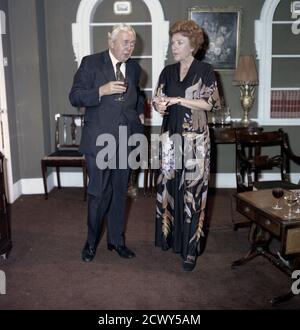 Prime Minister Harold Wilson & actress Noele Gordon on the Crossroads soap set in ATV studios Birmingham Sept 1978 Stock Photo