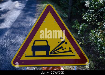 Panneau De Signalisation Routiere Danger Chaussee Glissante Gravillon Road Sign Danger Slippery Pavement Gravel Stock Photo Alamy