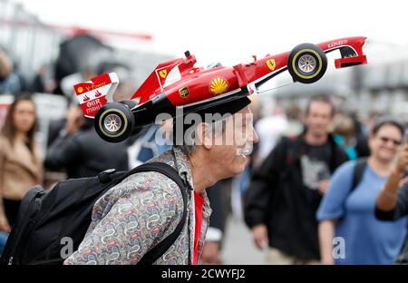 Anslået Stat erhvervsdrivende Formula One race fan Kim Reimer shows off his race car hat at the U.S Grand  Prix in Austin, Texas, U.S., October 21, 2018. REUTERS/Jon Herskovitz Stock  Photo - Alamy