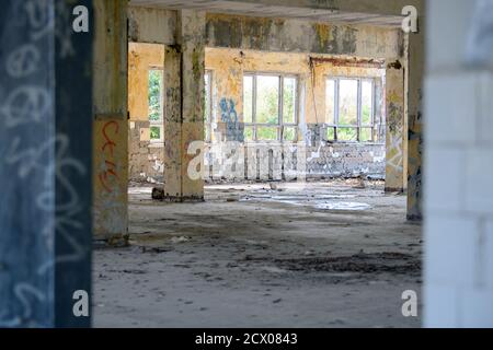 15 September 2020, Brandenburg, Trebbin/Ot Glau: View into a dilapidated house at the edge of the community in the district of Teltow-Fläming. After the First World War, a religious settlement with medical, social and educational facilities was founded here with the peace city of Weißenberg from donations. During the Nazi era, the owners were expropriated and the inhabitants were driven out. After the end of the Second World War, the Red Army stationed a garrison with a pioneer unit and rocket troops here and a military training area was established a little further south. The return of the se Stock Photo