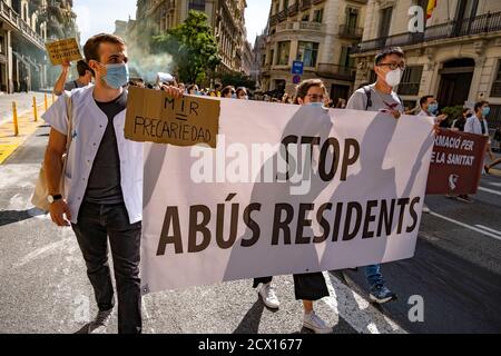 Barcelona, Spain. 30th Sep, 2020. Interim Resident Doctors (MIR) hold a banner with a slogan, Stop Abuse of Residents, of the Medics Interim Residents (MIR) during the demonstration.The Interim Resident Doctors (MIR) continue with their second week of strike for the improvement of their working conditions and their internship contracts. Credit: SOPA Images Limited/Alamy Live News Stock Photo