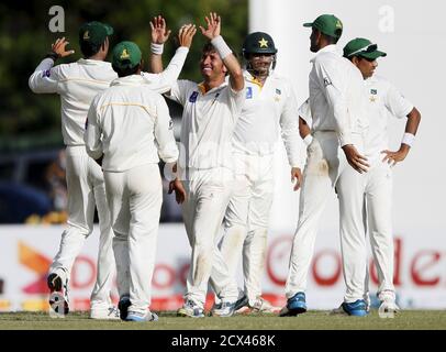 Pakistan's Yasir Shah (C) celebrates with his teammates after taking the wicket of Sri Lanka's Tharindu Kaushal (not pictured) during the second day of their second test cricket match against Pakistan in Colombo June 26, 2015.  REUTERS/Dinuka Liyanawatte