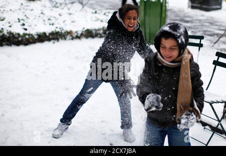 Children play during a snow storm in New York, January 21, 2012. Snow lovers in the northeast finally got what they have been waiting for Saturday morning, with a fast-moving storm bringing 3 to 7 inches from central Pennsylvania to Connecticut. For many areas away from the Great Lakes, this will be the heaviest snowfall since a storm in late October. REUTERS/Eduardo Munoz (UNITED STATES - Tags: ENVIRONMENT)