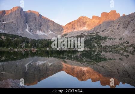 Sunrise at the stunning Cirque of Towers, seen from Lonesome Lake, Wind River Range, Wyoming, USA Stock Photo