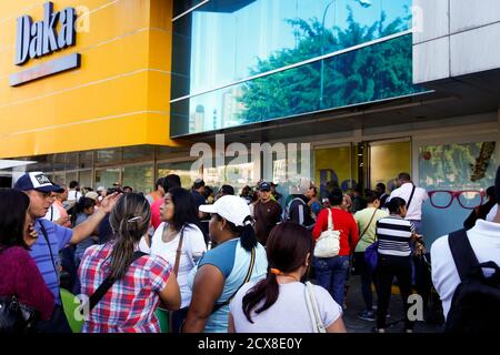 Dwang Saga werkelijk Shoppers shop for appliances at a Daka store in Caracas November 25, 2014.  Thousands of Venezuelans gathered on Tuesday at the gates of the popular  chain of appliance stores trying to buy