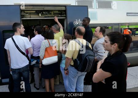 People crowd together to board a commuter train during a strike by French SNCF railway workers at the Gare du Nord station in Paris, June 11, 2014. The strike at the SNCF state railway company over planned reforms reduced high-speed TGV and Intercity services by as much as 50 percent, while international rail links were also reduced by about 30 percent.   REUTERS/Philippe Wojazer (FRANCE - Tags: BUSINESS TRANSPORT)