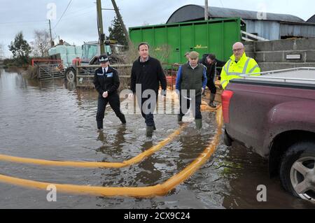 Britain's Prime Minister David Cameron (2nd L) with Bridgwater and West Somerset  MP Ian Liddell-Grainger (3rd L) during a visit to flood affected areas at Goodings Farm in Fordgate, Somerset February 7, 2014.   REUTERS/Tim Ireland/Pool (BRITAIN - Tags: ENVIRONMENT DISASTER POLITICS)