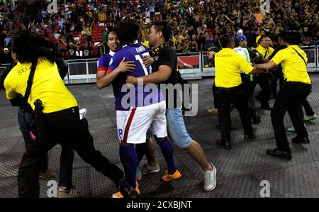 Malaysia S Mohd Amri Bin Yahyah Looks To Pass Against Singapore S Ismadi Bin Muhamad Mukhtar 13 And Fazrul Nawaz Shaul Hameed 10 During Their Suzuki Cup Group B Match At The National Stadium
