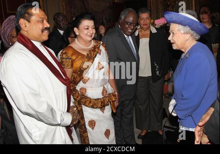 Britain's Queen Elizabeth (R) meets with Sri Lanka's President Mahinda Rajapaksa (L) and his wife Shiranthi Rajapaksa during a reception prior to a Diamond Jubilee lunch with Commonwealth Nations Heads of Government and representatives in central London June 6, 2012. REUTERS/Lefteris Pitarakis/POOL  (BRITAIN - Tags: ENTERTAINMENT ROYALS POLITICS)