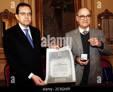 TOURING CLUB ITALIANO PRESENTA LA MOSTRA DI QUINO JOAQUIN LAVADO IN VIAGGIO CON MAFALDA E RICEVE IL AMBROGINO D' ORO DA SALVATORE CARRUBBA (Duilio Piaggesi/Fotogramma,MILANO - 2004-01-19) p.s. la foto e' utilizzabile nel rispetto del contesto in cui e' stata scattata,e senza intento diffamatorio del decoro delle persone rappresentate Editorial Usage Only Stock Photo