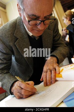 TOURING CLUB ITALIANO PRESENTA LA MOSTRA DI QUINO JOAQUIN LAVADO IN VIAGGIO CON MAFALDA E FIRMA AUTOGRAFI (Duilio Piaggesi/Fotogramma,MILANO - 2004-01-19) p.s. la foto e' utilizzabile nel rispetto del contesto in cui e' stata scattata,e senza intento diffamatorio del decoro delle persone rappresentate Editorial Usage Only Stock Photo