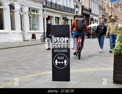 London, UK. 26th Sep, 2020. A 'Stop The Spread Of Coronavirus' street sign is seen in Covent Garden.Social distance and stop the spread of Coronavirus street signs are placed in several spots in Covent Garden to create awareness against the spread of the novel Coronavirus Credit: Vuk Valcic/SOPA Images/ZUMA Wire/Alamy Live News Stock Photo