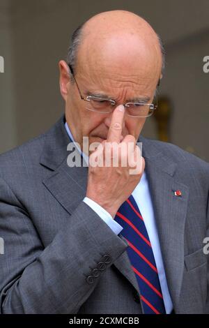France's Foreign Affairs Minister Alain Juppe leaves the Elysee Palace in Paris at the end of the weekly cabinet meeting June 15, 2011.   REUTERS/Philippe Wojazer  (FRANCE - Tags: POLITICS)