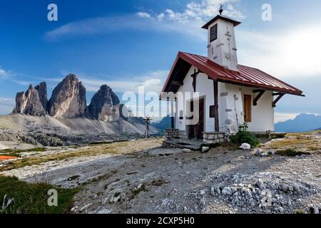 The church at the Rifugio Locatelli. In the background, the Tre Cime di Lavaredo. Sesto Dolomites, Bolzano province, Trentino Alto-Adige, Italy. Stock Photo