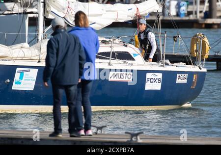 15-year-old Timothy Long brings his 28ft boat 'Alchemy' alongside into Hamble Point Marina, Hampshire, becoming the youngest person to sail solo around Britain. Stock Photo