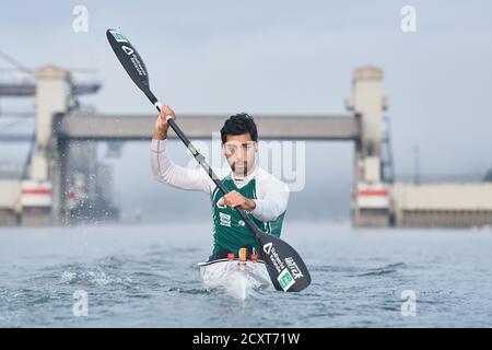 Saeid Fazloula (Rheinbrueder Karlsruhe), during the morning training in the Karlsruhe Rheinhafen Shooting with a view to being accepted into the Refugee Olympic Team (ROT). Action on the water. GES / Sport / Canoe racing: Rheinbrueder Karlsruhe, 01.10.2020 | usage worldwide Stock Photo