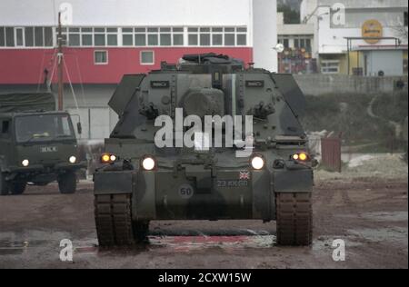 13th January 1996 During the war in Bosnia: a British Army 155mm AS-90 self-propelled gun, part of the IFOR contingent, has just arrived in the port of Split, Croatia. Stock Photo